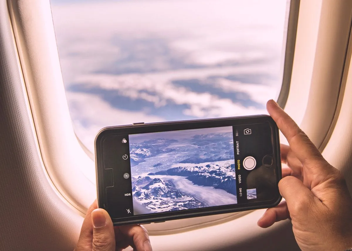 Фотография гор из иллюминатора самолёта