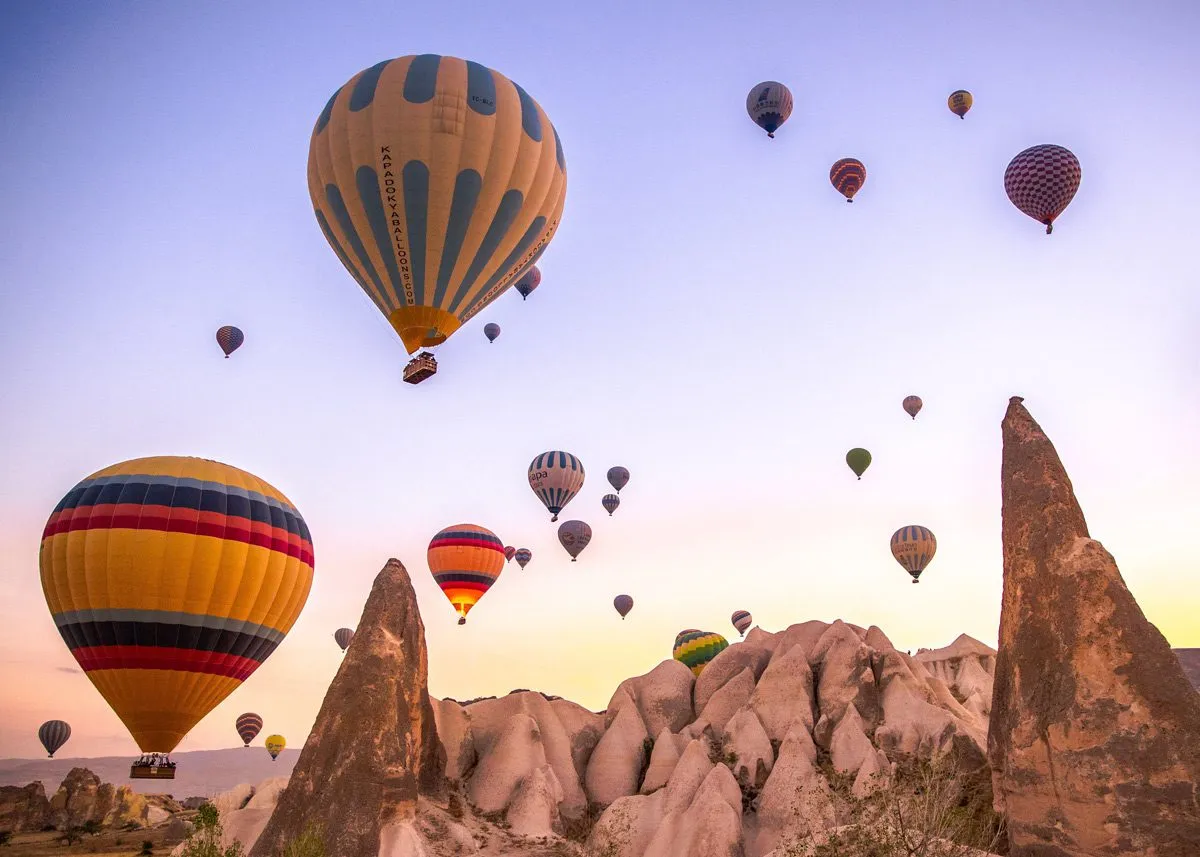 Яркие воздушные шары поднимаются вверх над горами