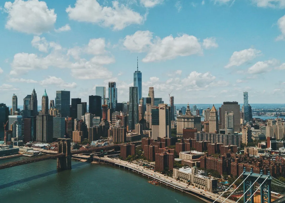 Многоэтажные здания на берегу моря