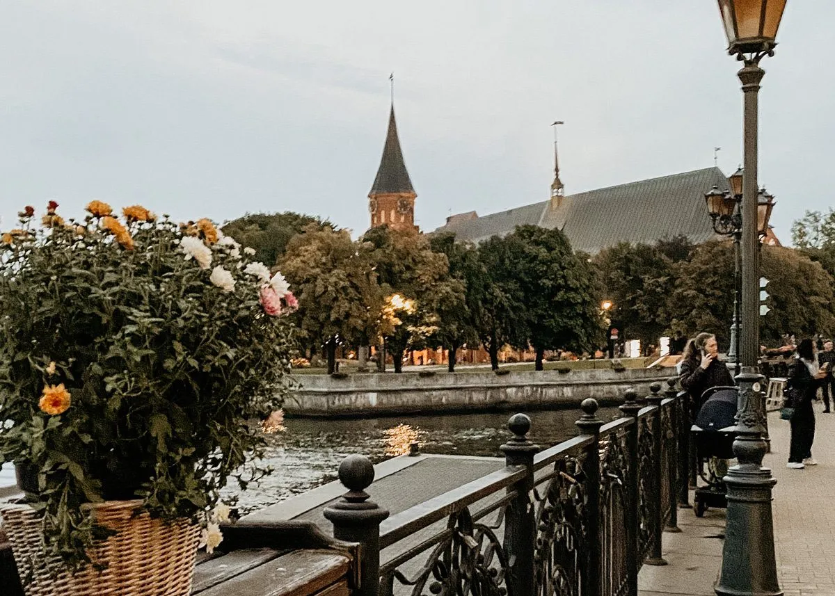 Украшенный цветами мост через реку