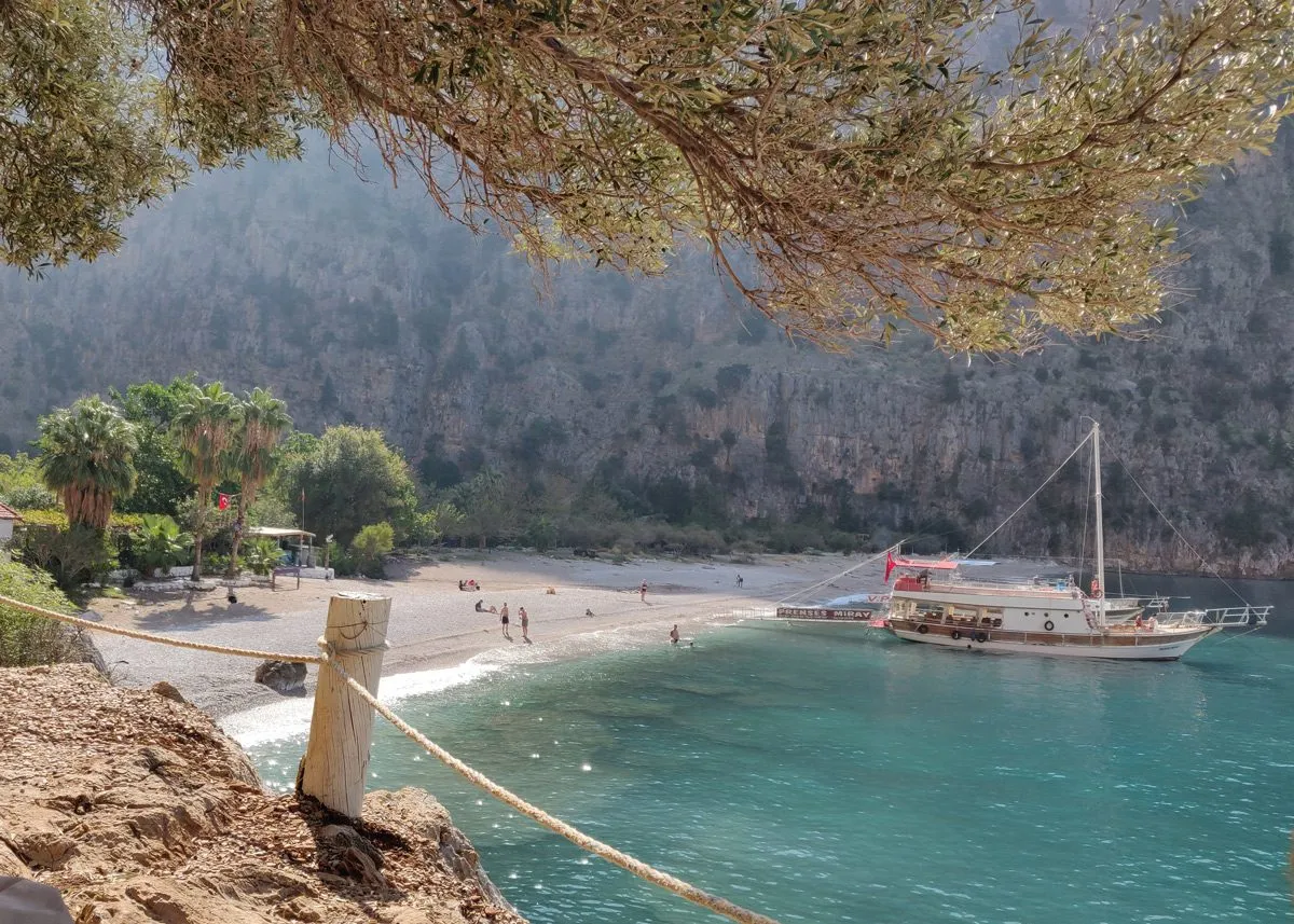 Причаленная к берегу моря яхта