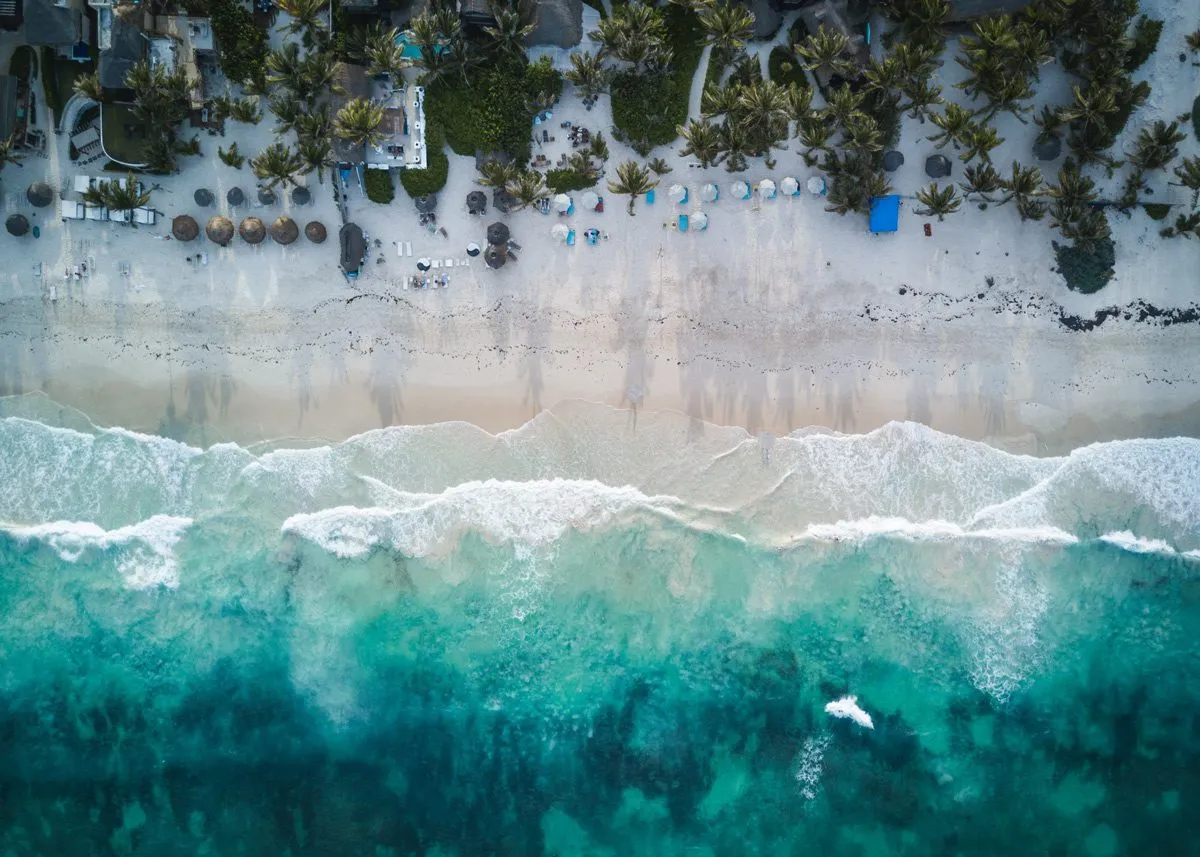 Вид на пляж с высоты птичьего полёта