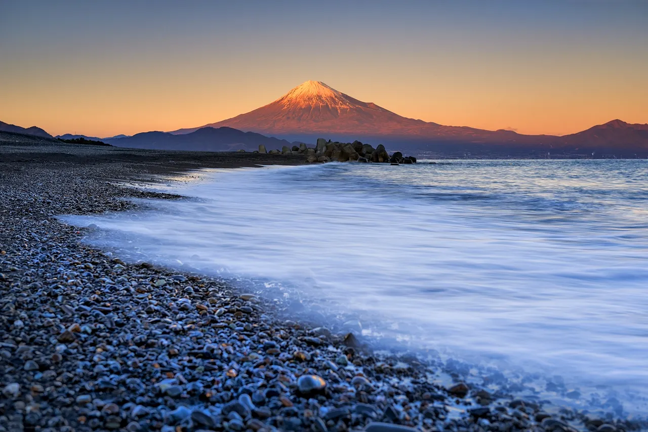 Морской пляж на фоне горы Фудзи