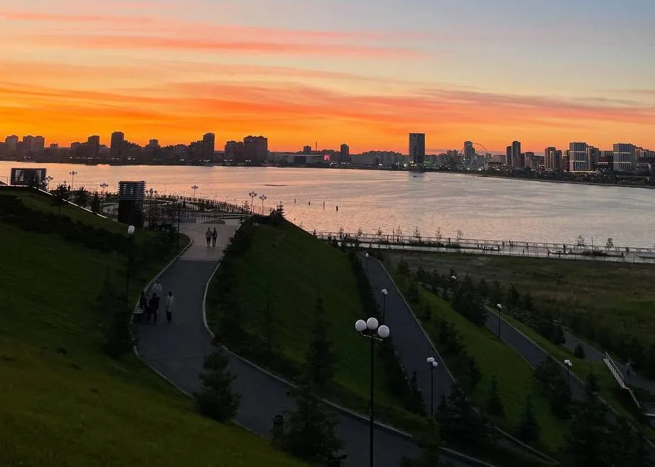 Парк на набережной при закатном солнце