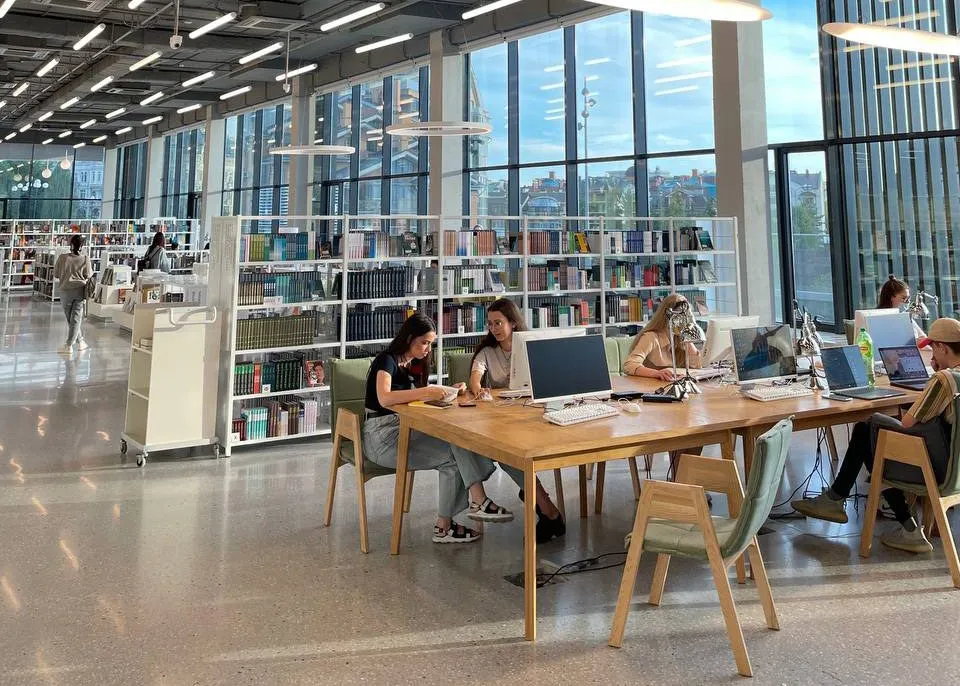 Люди занимаются в национальной библиотеке Казани