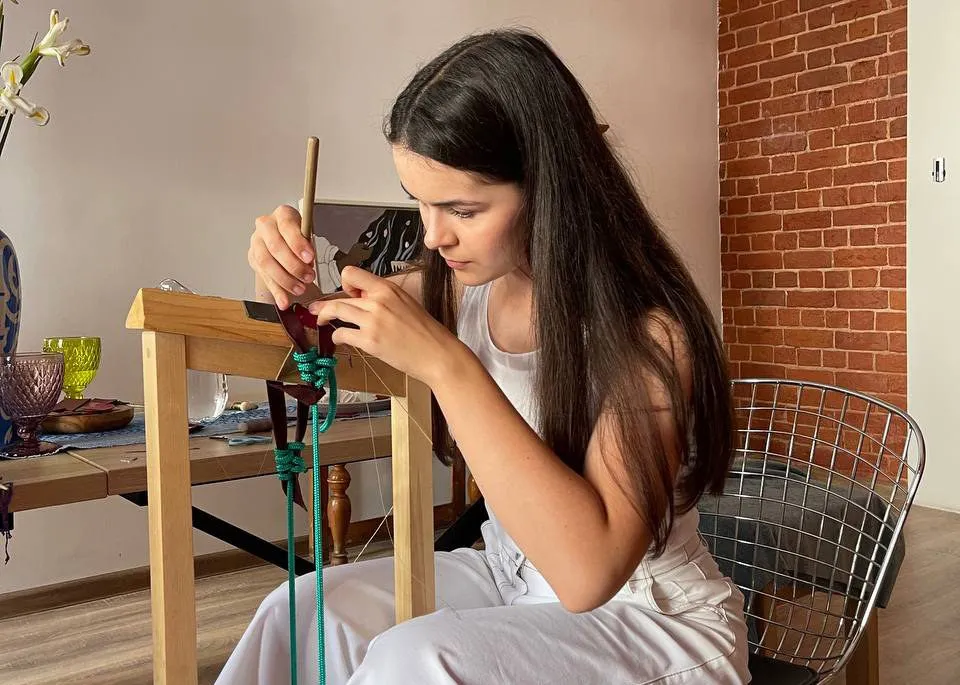 Девушка в школе традиционных татарских ремесел