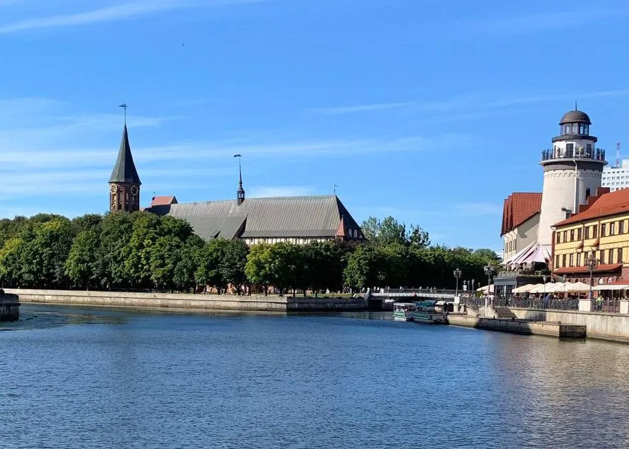 Пересекающий реку мост в Калининграде