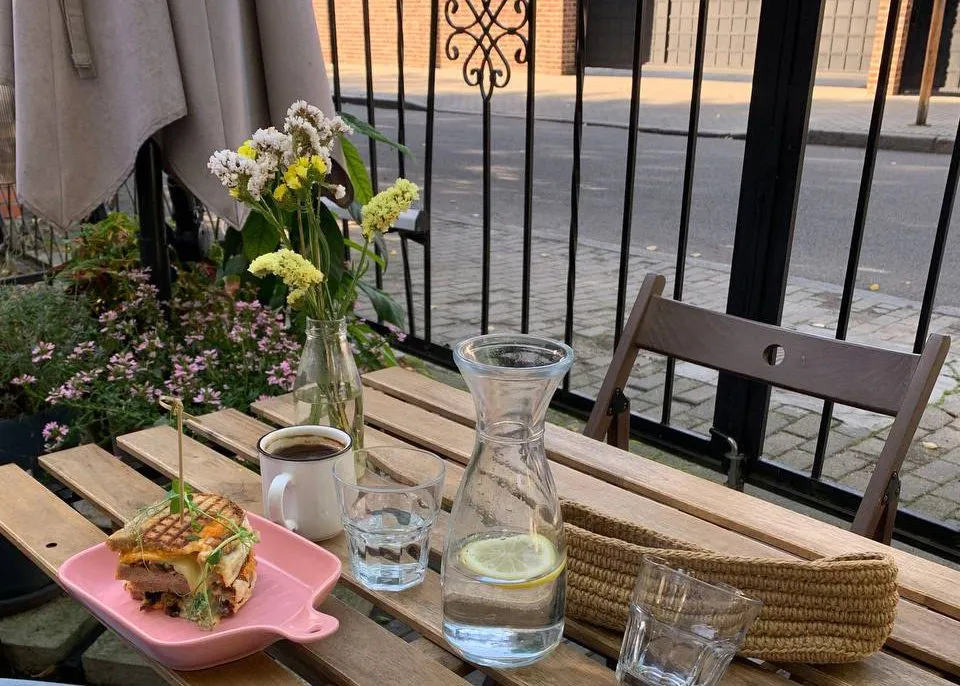 Обед на террасе уличного кафе 