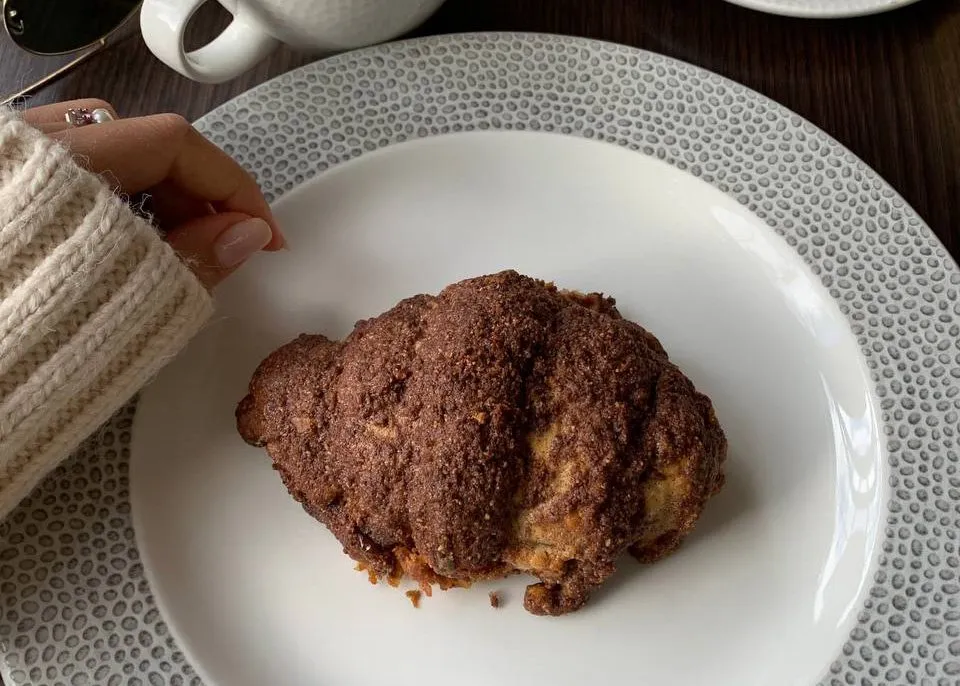 Круассан на белой тарелке