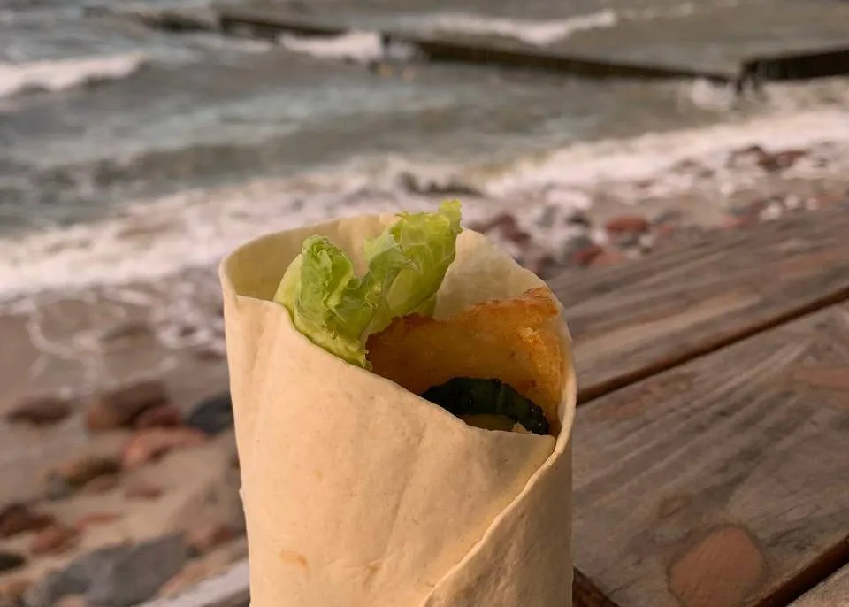 Девушка держит в руках ролл