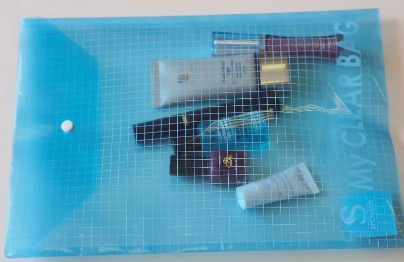 Косметическая продукция в прозрачной папке