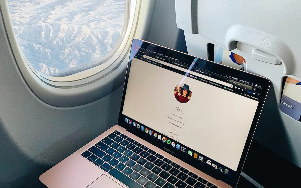 Ноутбук около иллюминатора самолёта