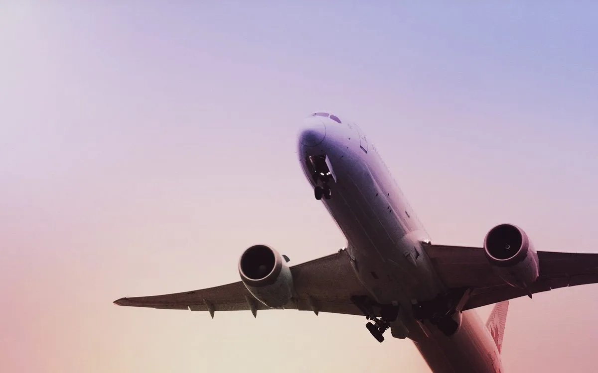 Пролетающий самолёт