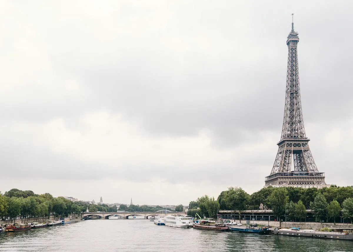 Эйфелева башня на берегу реки