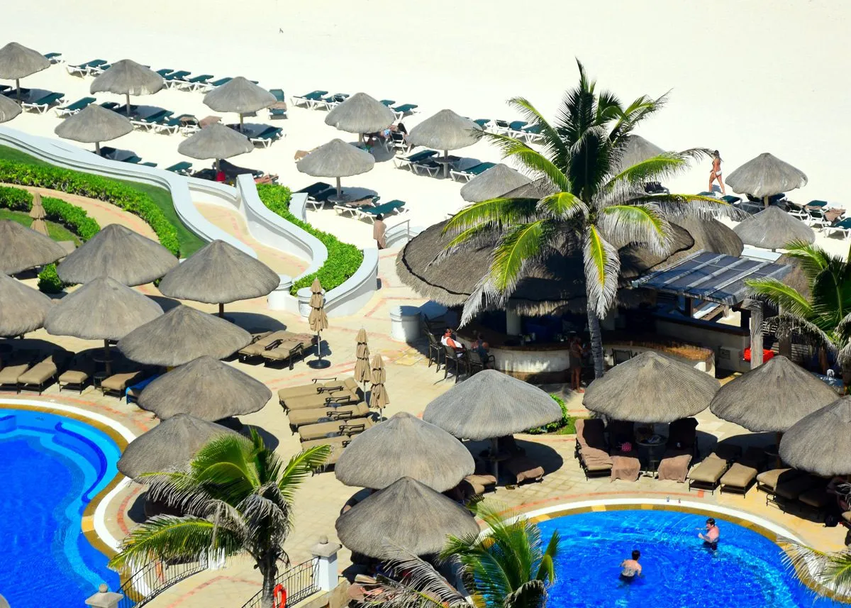 Бассейн и шезлонги на берегу моря