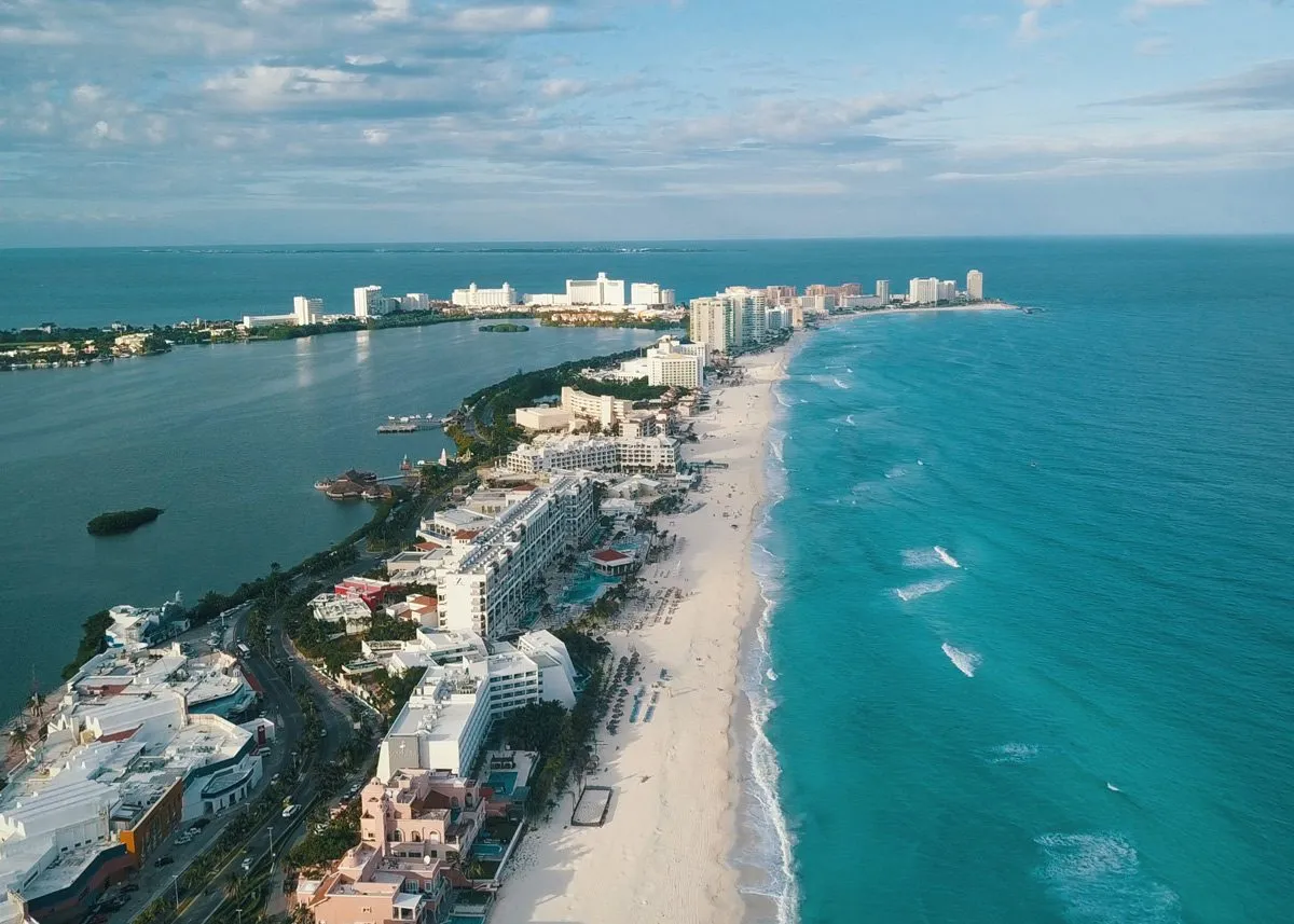 Расположившийся на набережной город