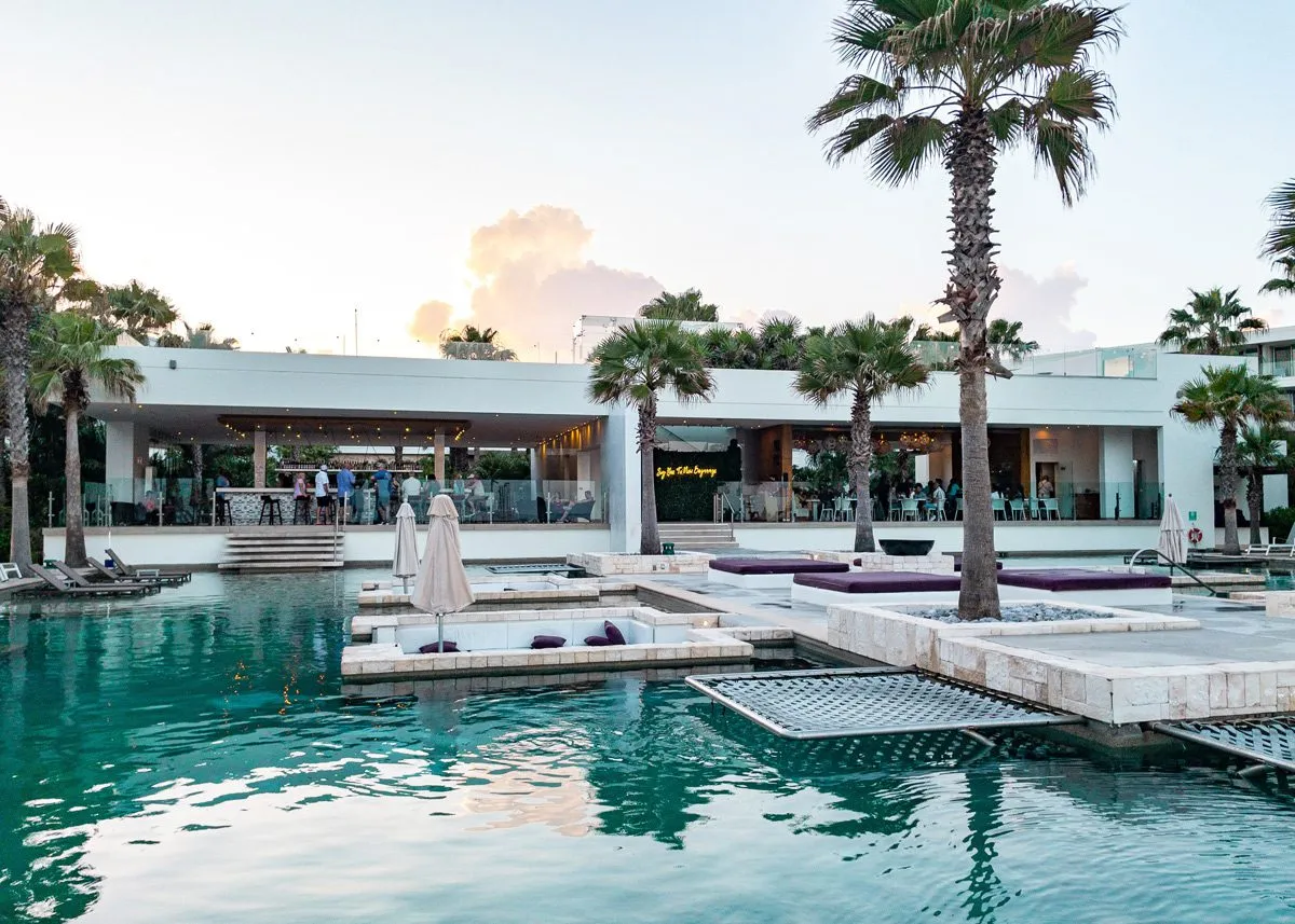 Бассейн неподалеку от здания отеля