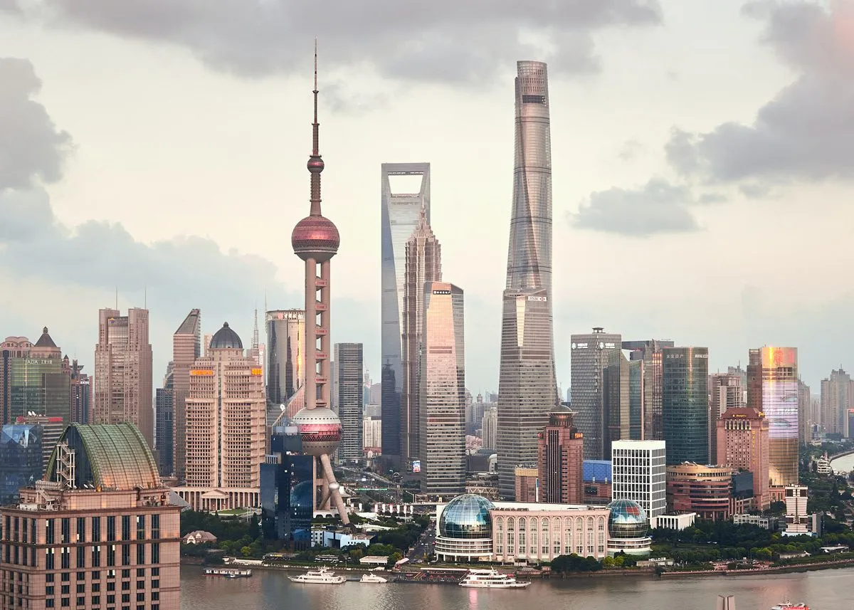 Вид на небоскребы Шанхая с противоположного берега реки