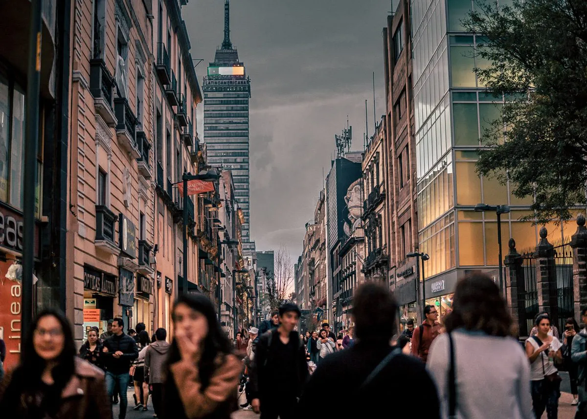 Толпа людей на улице Мехико