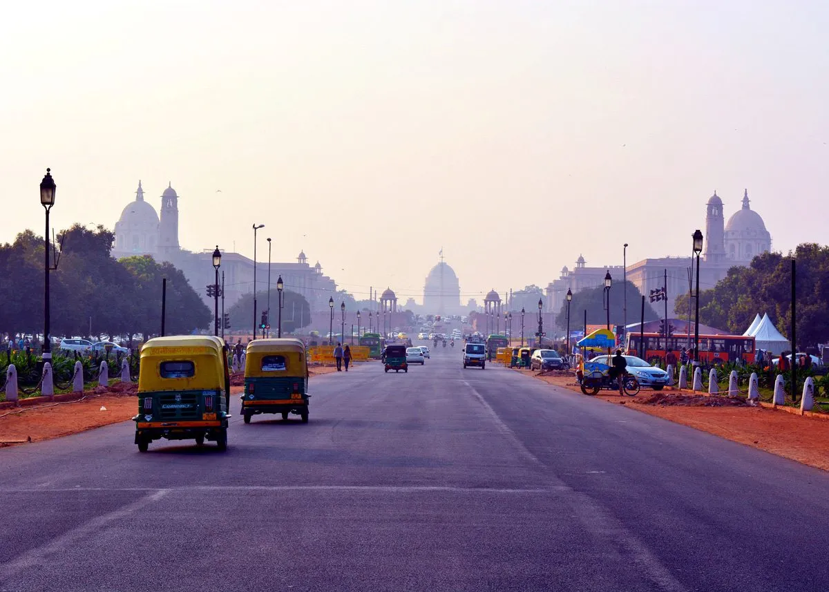 Ведущая в город дорога