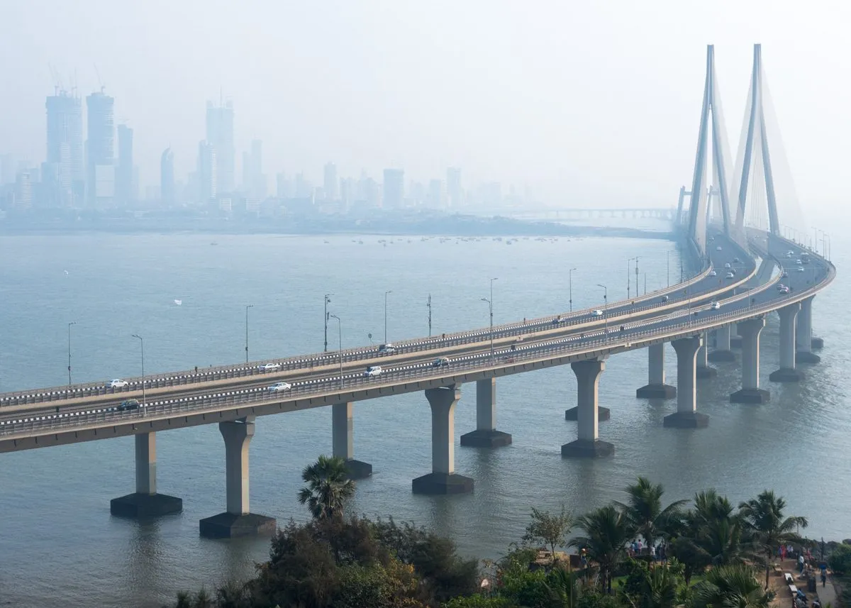 Ведущий к городу мост