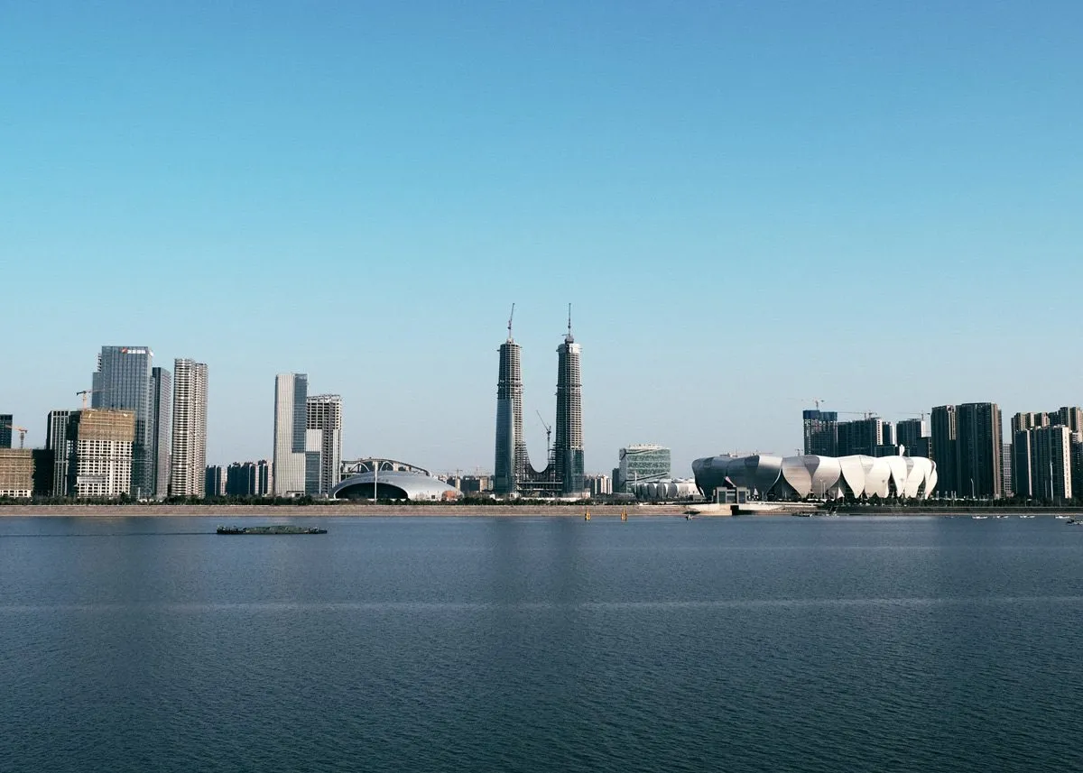 Виднеющийся на противоположном берегу реки город