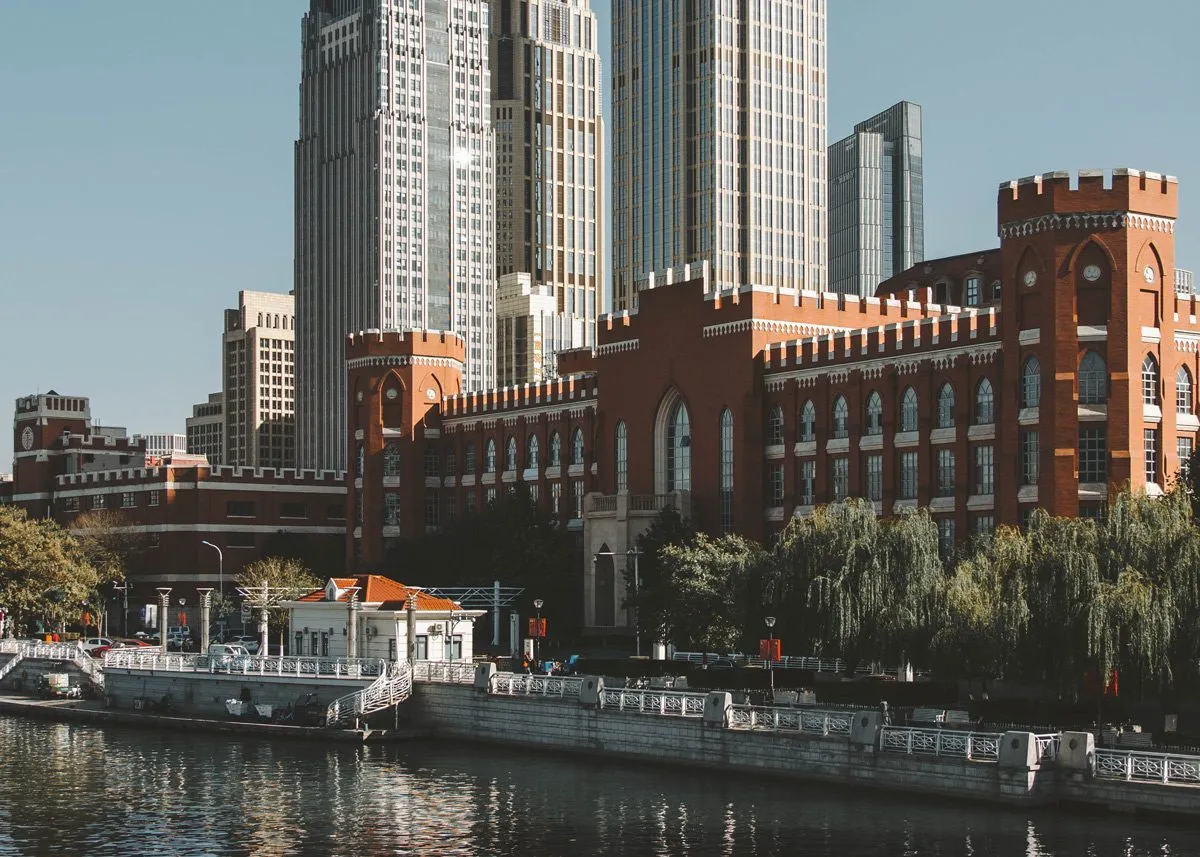 Кирпичное здание напротив реки