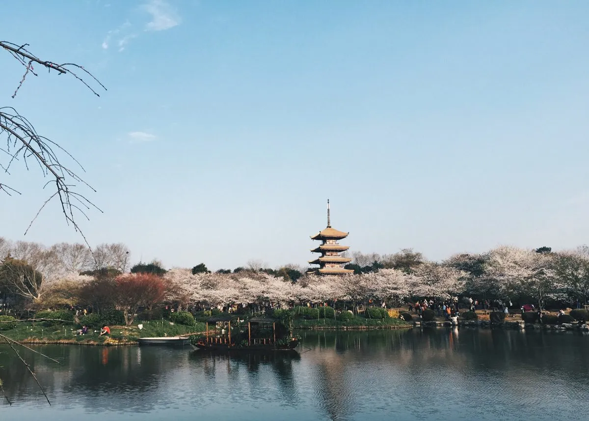 Храм неподалеку от воды