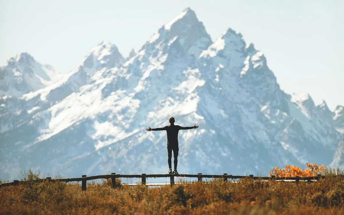 Силуэт человека на фоне гор