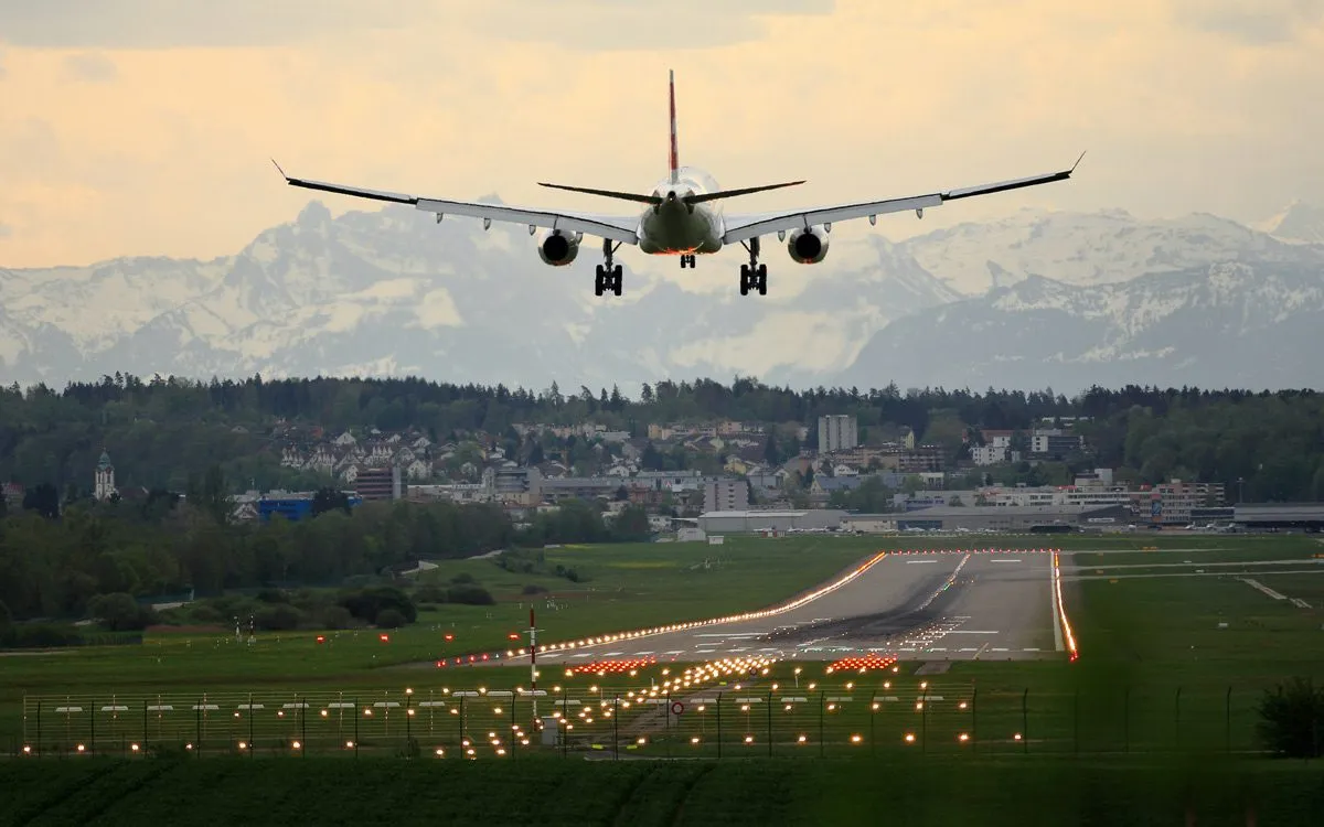 Самолёт опускается на взлетную полосу