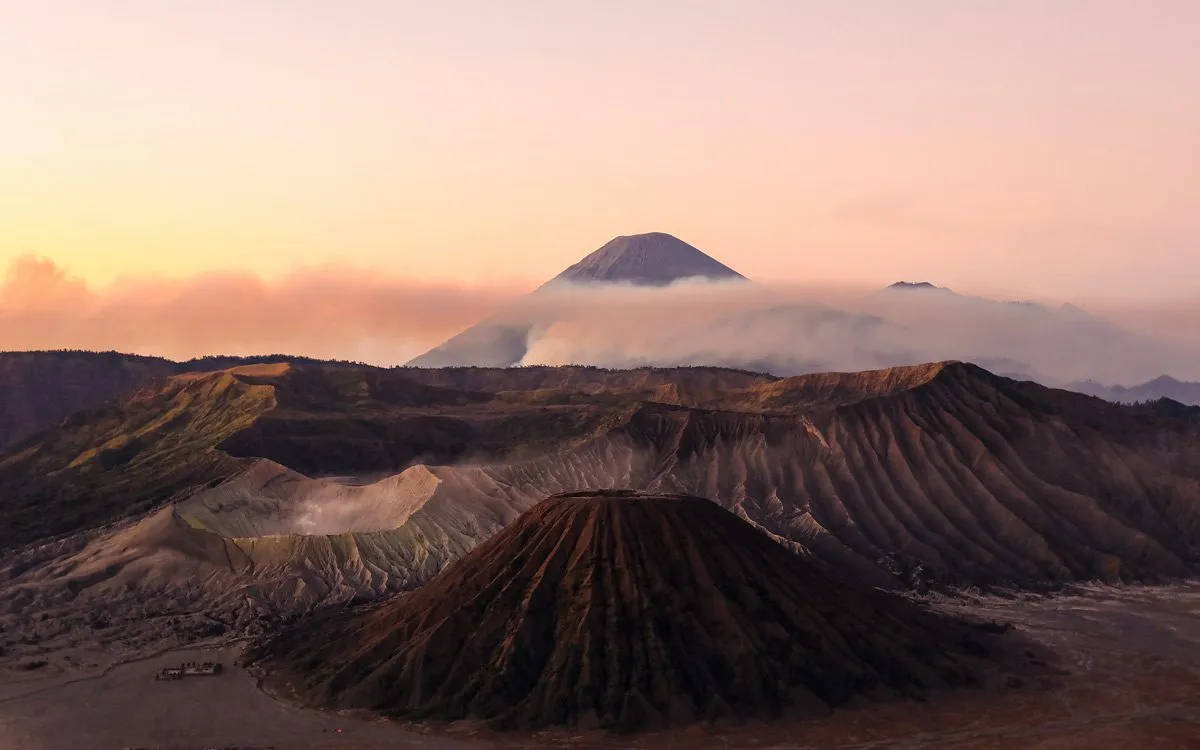 Вершина горы виднеется за облаками