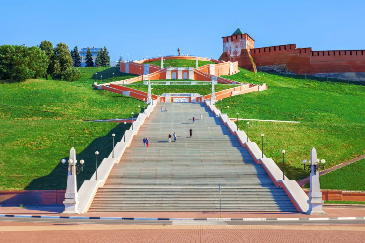 Люди поднимаются по кирпичной лестнице