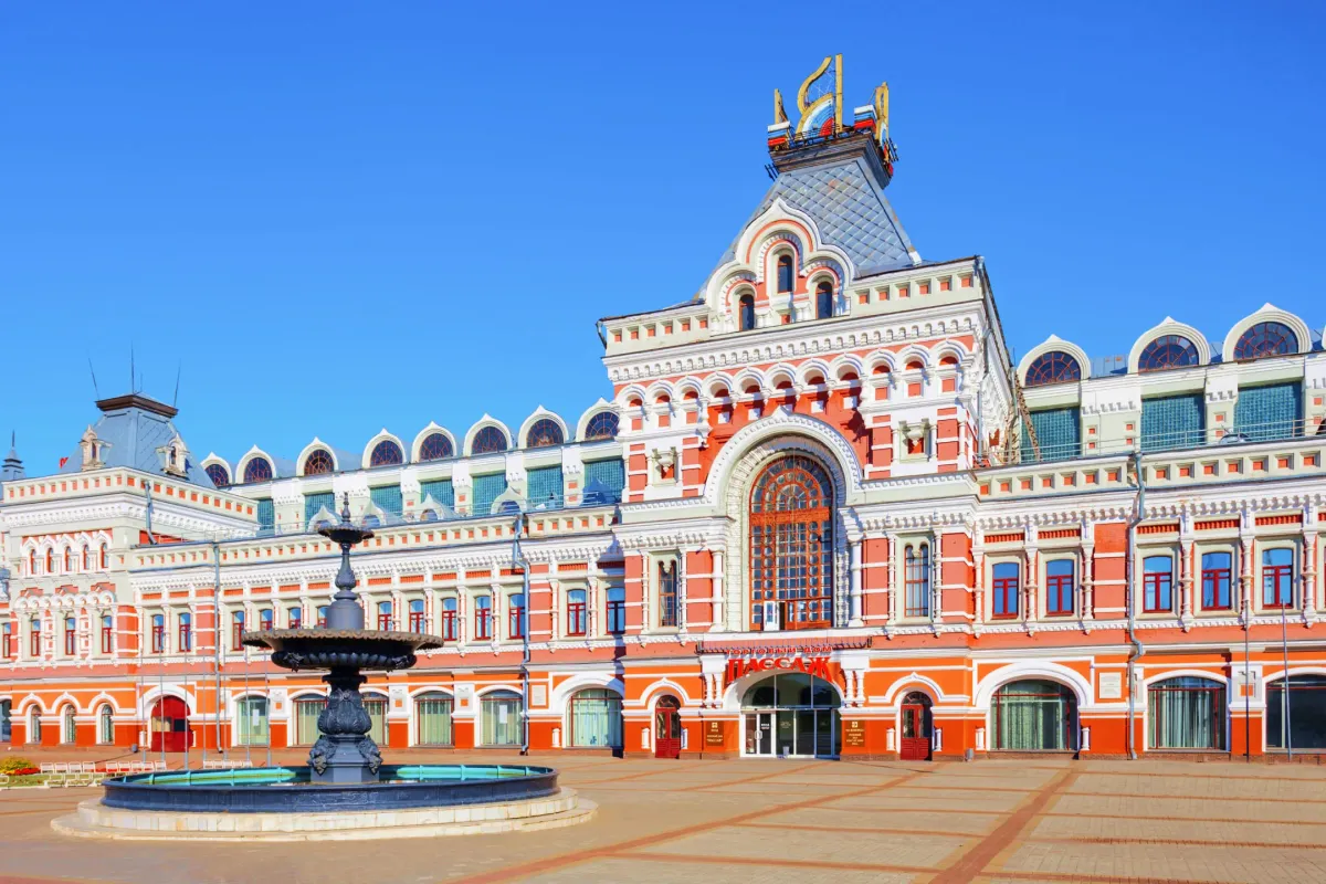 Большое торговое здание из красного кирпича