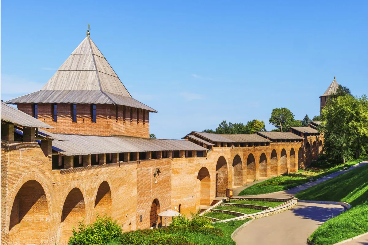 Кирпичная стена вдоль парка